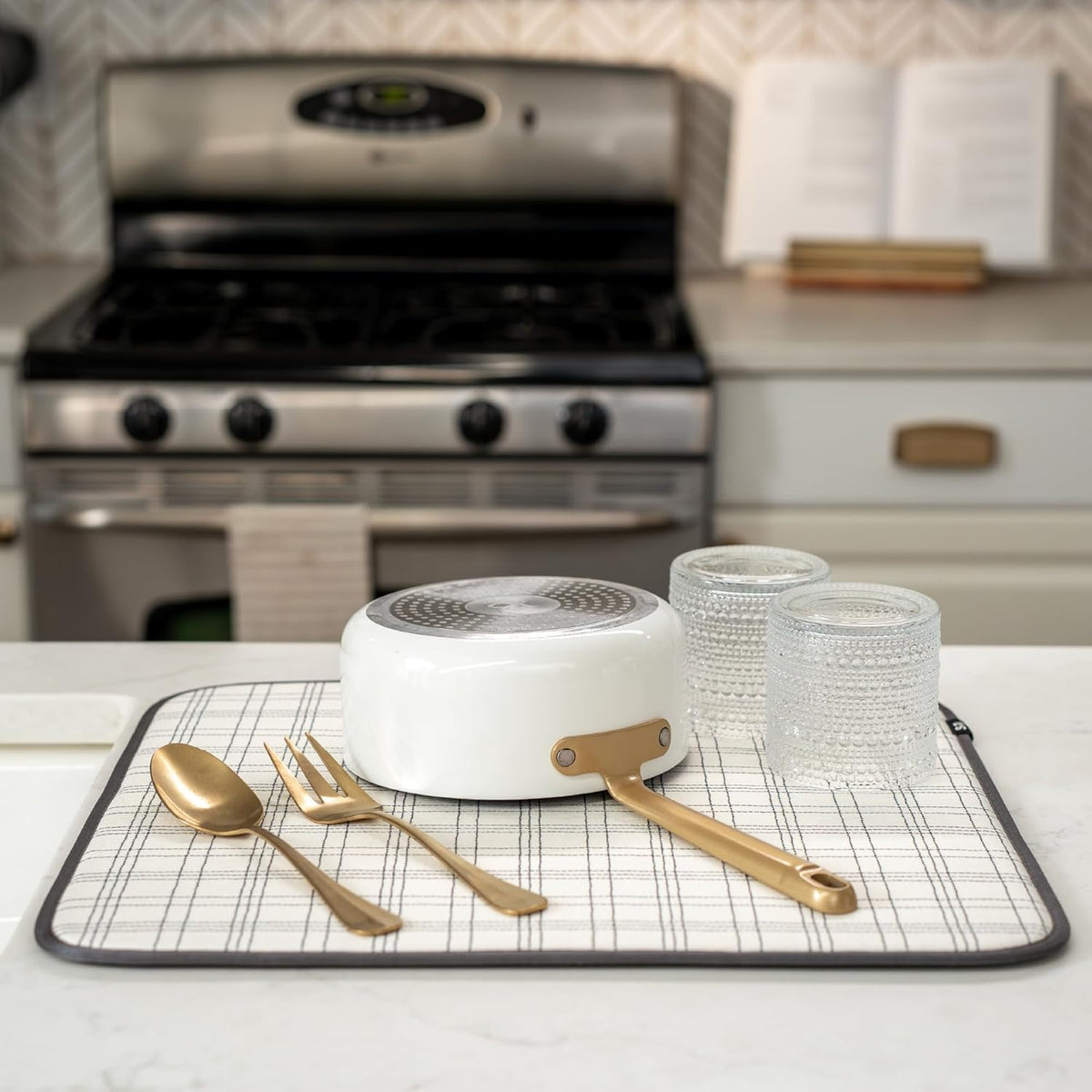S&T INC. Dish Drying Mat, 16” x 18”, Absorbent Microfiber Kitchen Counter Mat, Dish Drying Pad for Dishes, Utensils, Pots and Pans, Large, Stitched Plaid
